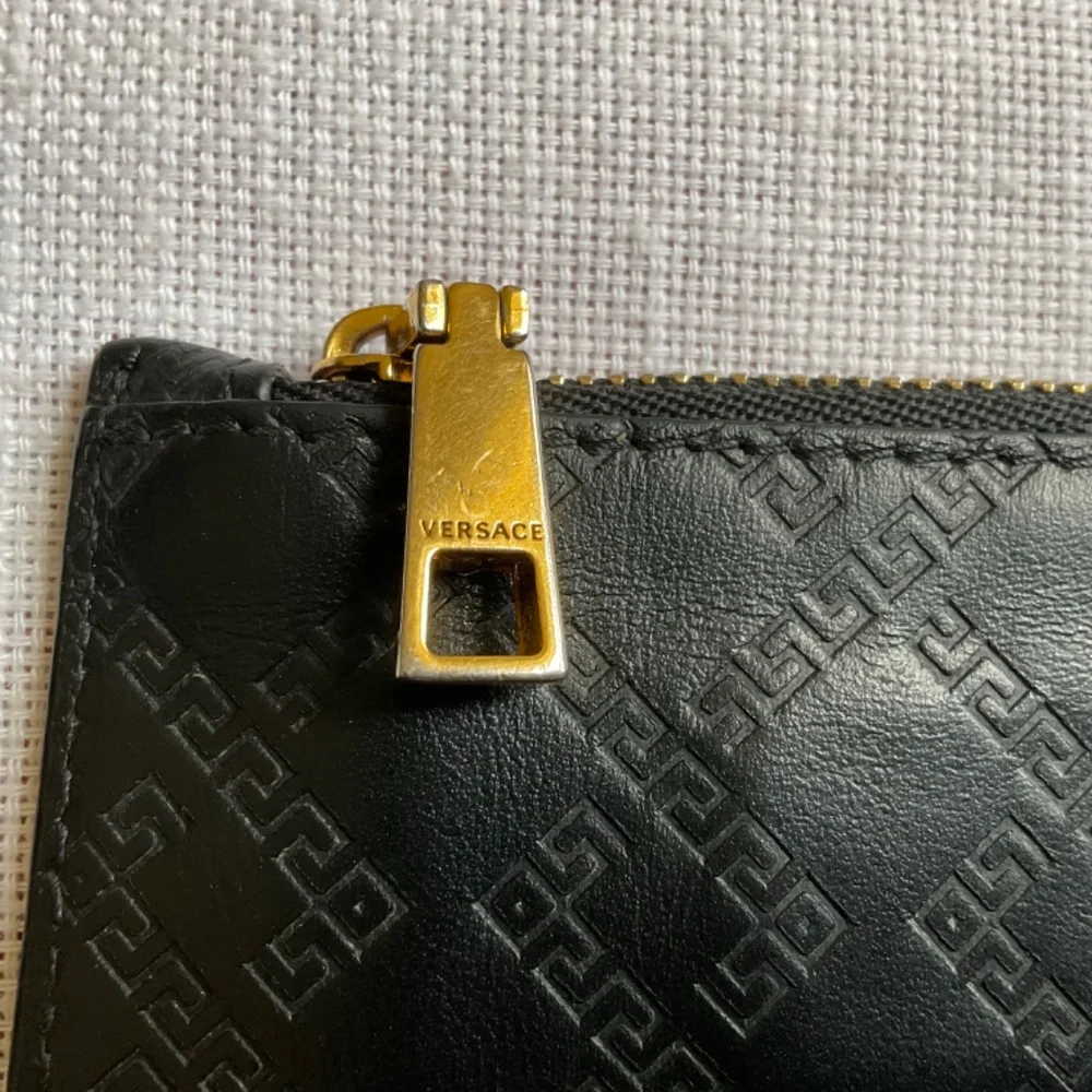 •Versace Black Leather Embossed La Grecca Medusa Cards Holder Zip Coins Wallet